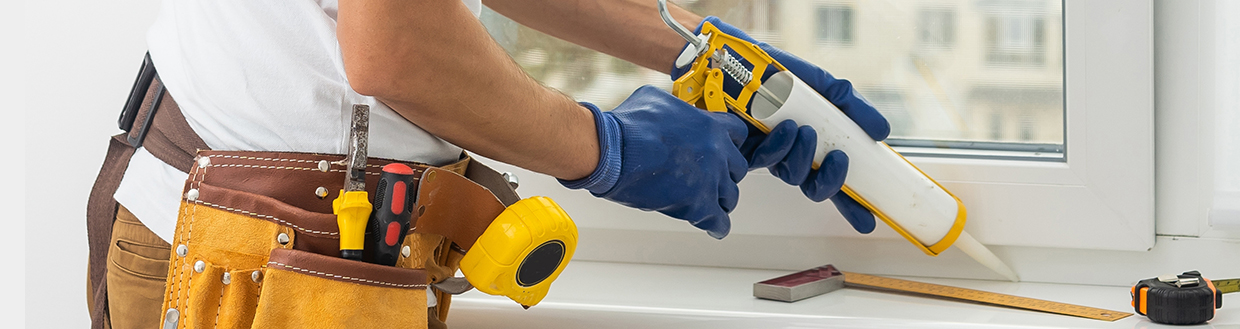 Nanášení tmelu u okna Nanášení tmelu u okna