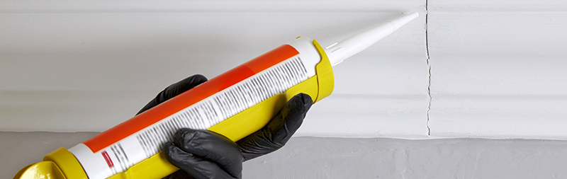 Nanášení akrylátové tmelu