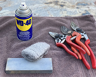 Pomůcky na údržbu zahradních nůžek