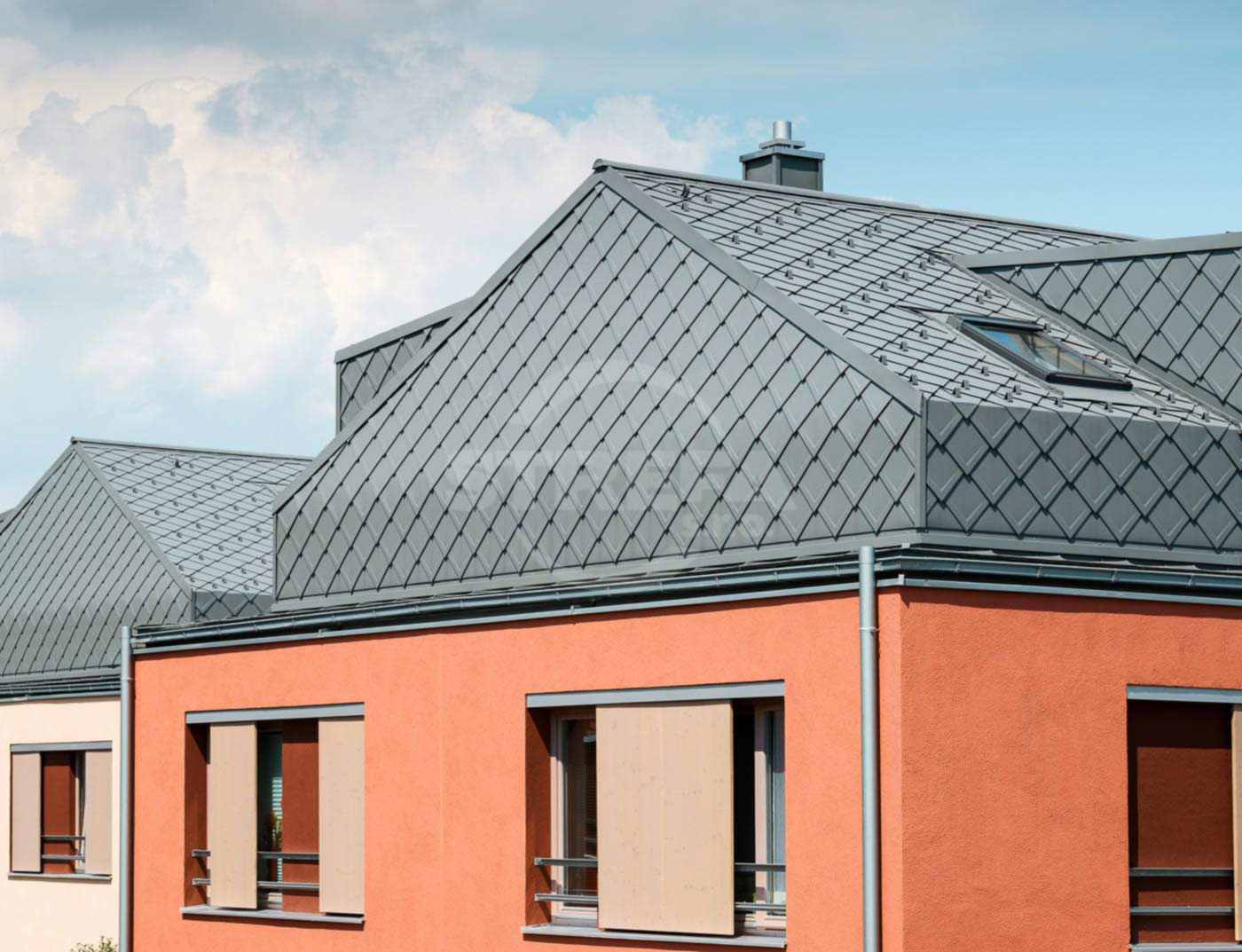 Falcovaná šablona, povrch stucco, Světle šedá P.10